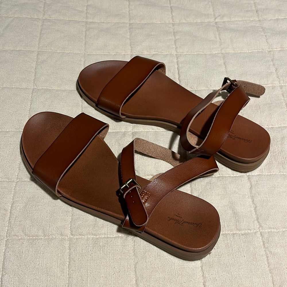 Universal thread brown sandals